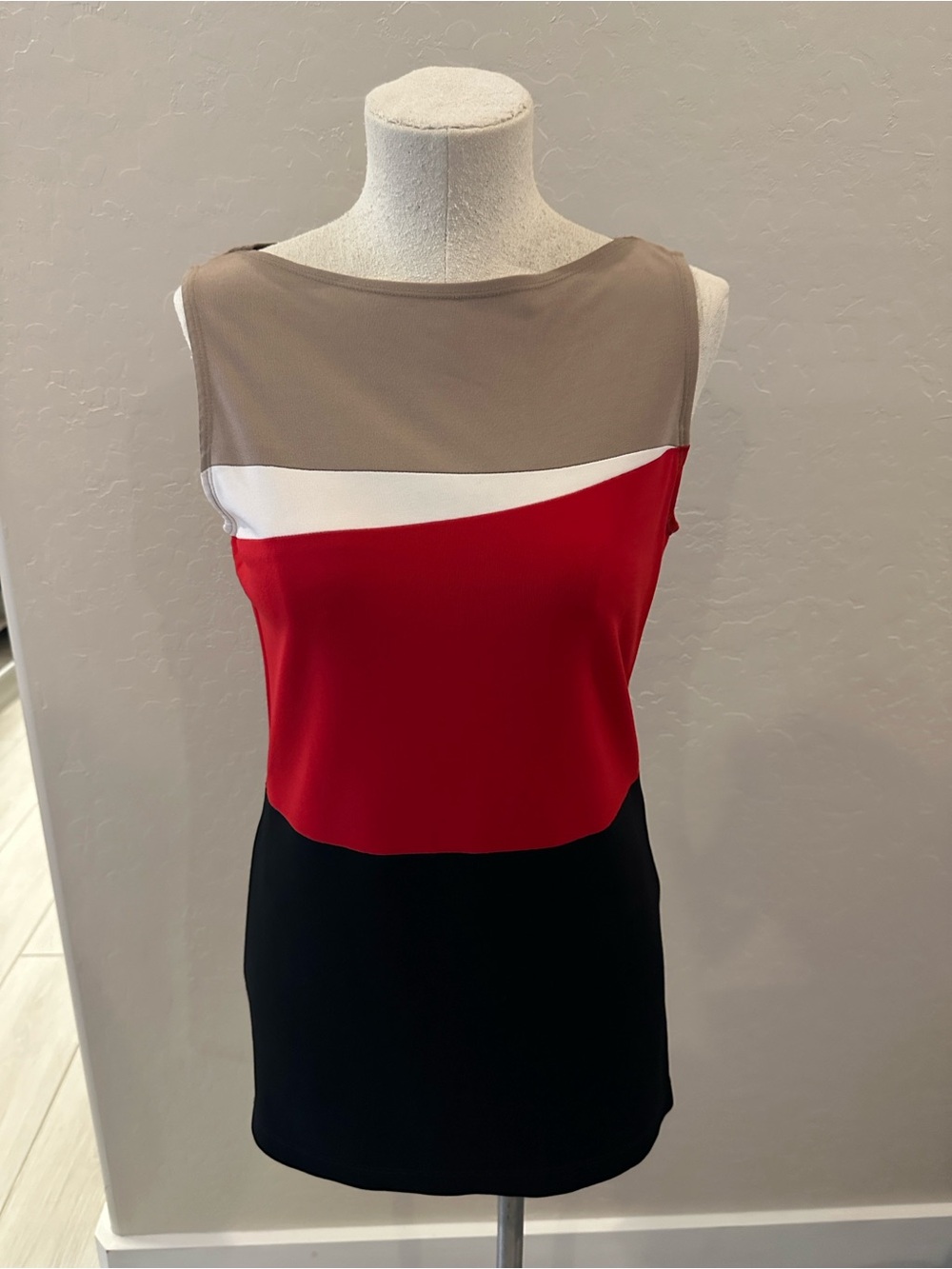 Sleeveless Colorblock Sheath Tunic Top in Taupe, Red & Black